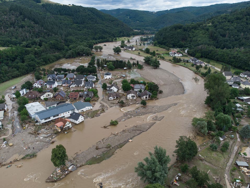 Rheinland-Pfalz, Insul: Weitgehend überflutet ist das Dorf Insul in Rheinland-Pfalz nach massiven Regenfällen (Luftaufnahme mit Drohne).