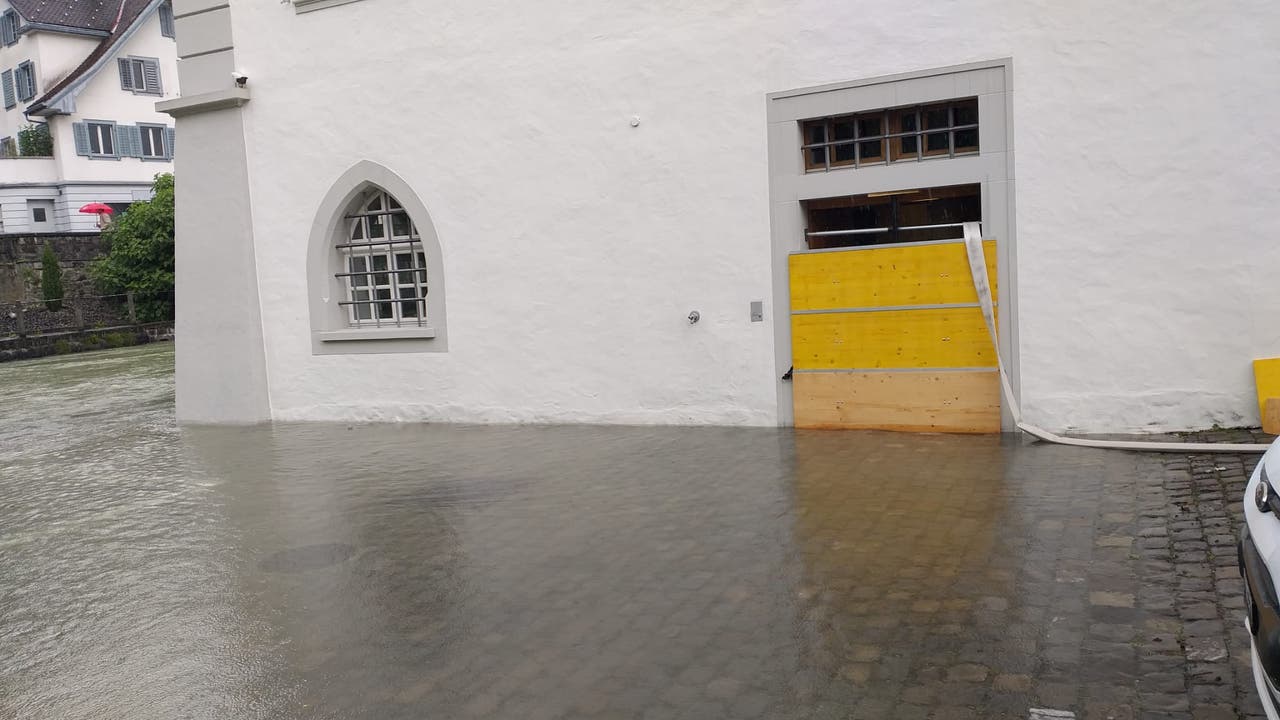 Aus dem Rathaus in Sarnen wird Wasser gepumpt. 
