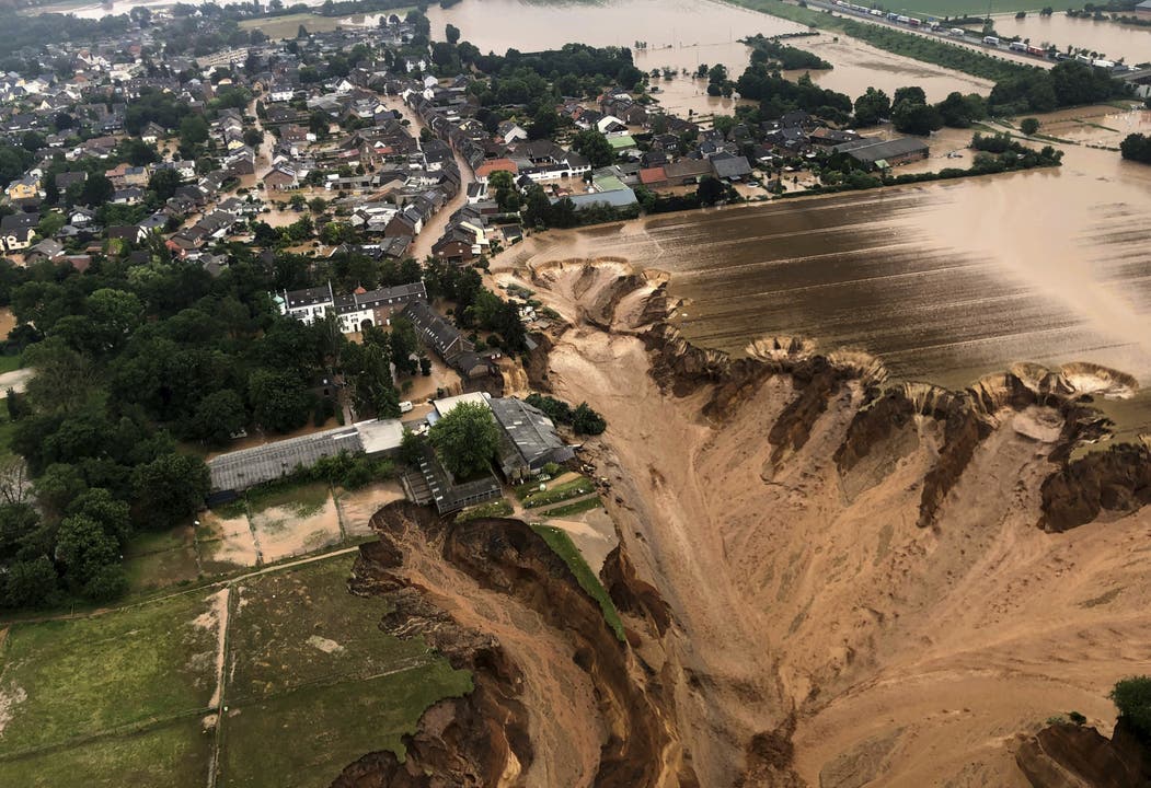 Dieses Drohnenbild zeigt das Ausmass der Zerstörung durch das Hochwasser in Erftstadt, südwestlich von Köln.