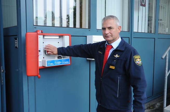Walter Hasenfratz, Feuerwehrinspektor Appenzell AR/AI, testet die Notfallbox.