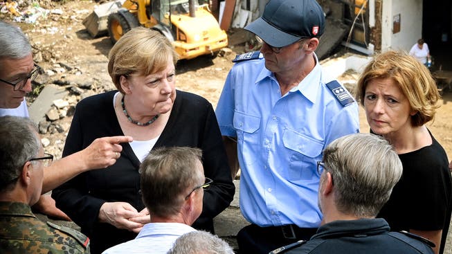 Bundeskanzlerin Angela Merkel hat gemeinsam mit der Rheinland-Pfälzischen Ministerpräsidentin Malu Dreyer das zerstörte Dorf Schuld besucht.