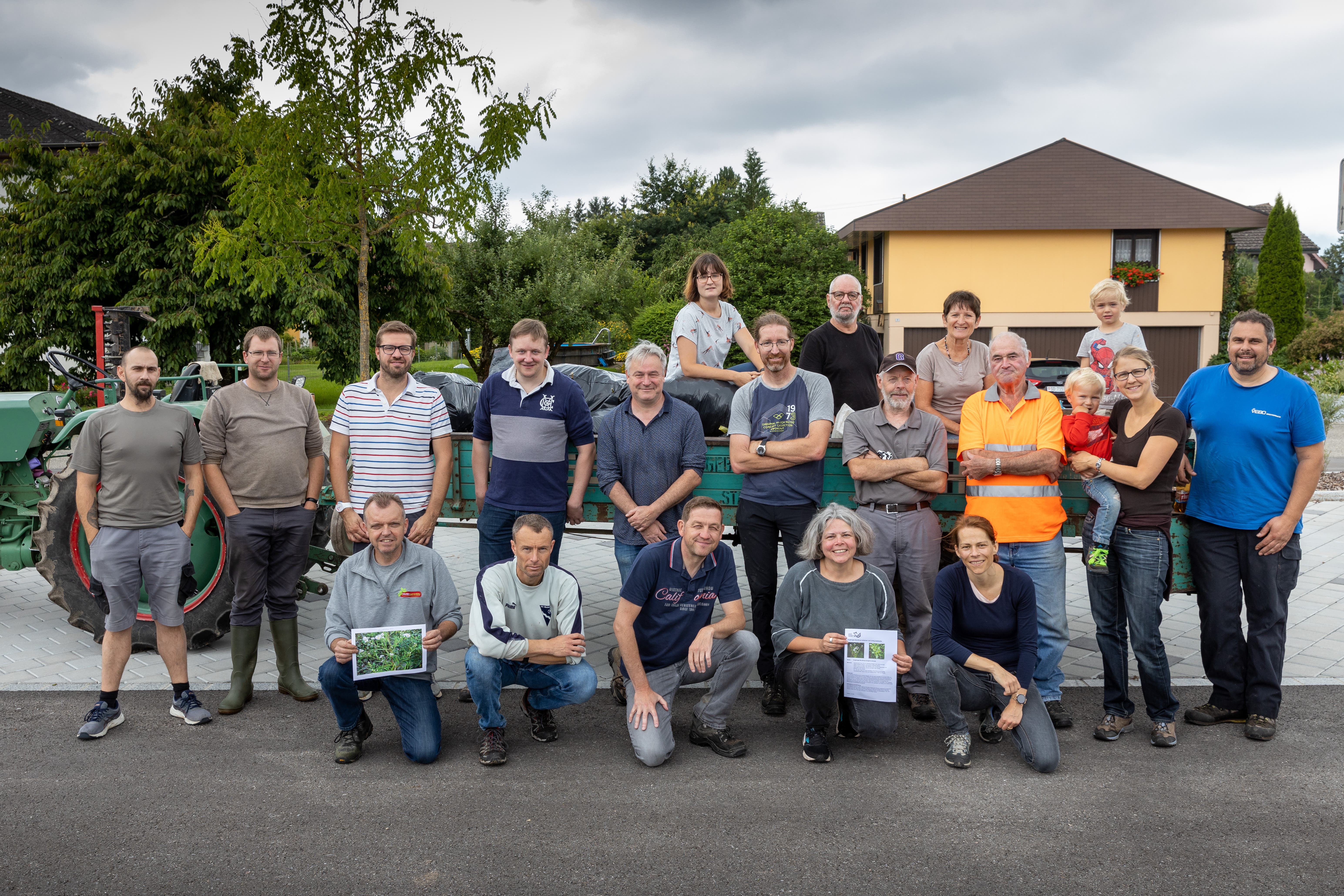 Neophyten - Aktion auf dem Gemeindegebiet in Wolfwil: Gruppenbild der Helferinnen und Helfer.