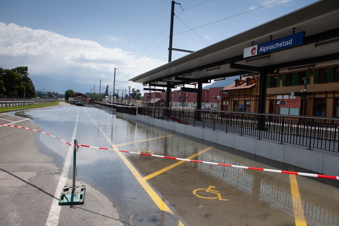 Der Bahnhof Alpnachstad ist noch immer gesperrt.
