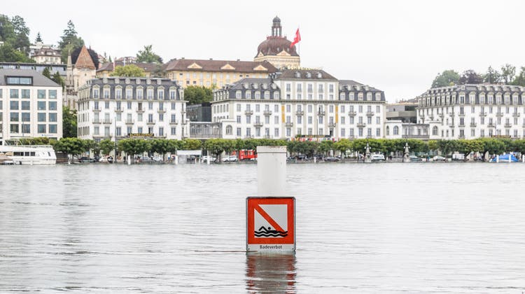 In der Stadt Luzern geht die Hochwassergefahr stetig zurück. Die Kursschiffe dürften ab Freitag wieder fahren. (Patrick Hürlimann (16. Juli 2021))