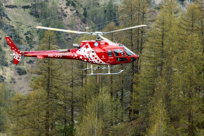 Die Air Zermatt musste die abgestürzten Tiere an einen Ort fliegen, wo die Kadaver mit einem Fahrzeug abgeholt werden konnten. (Symbolbild)