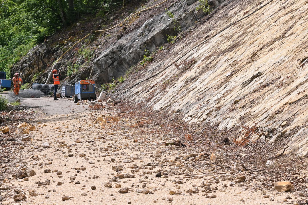 Felssicherungsarbeiten Juni 2021: Immer wieder fallen kleinere Gesteinsbrocken während der Arbeit auf die Binzstrasse