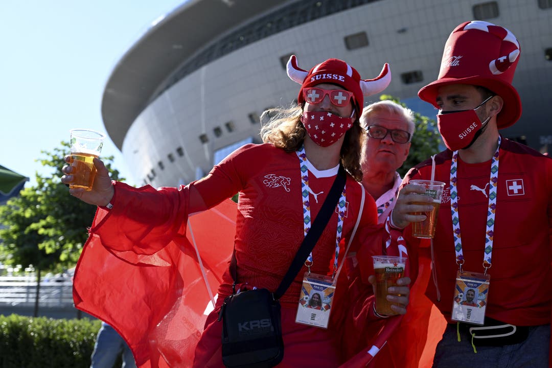 Die Schweizer Fans sind mit Hüten, Trikots und genügend Bier ausgerüstet. Und mit einer stylischen Brille.