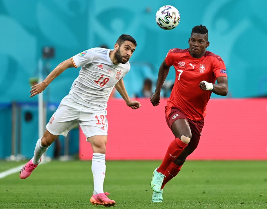 epa09318170 Jordi Alba (L) of Spain in action against Breel Embolo of Switzerland during the UEFA EURO 2020 quarter final match between Switzerland and Spain in St.Petersburg, Russia, 02 July 2021. EPA/Kirill Kudryavtsev / POOL (RESTRICTIONS: For editorial news reporting purposes only. Images must appear as still images and must not emulate match action video footage. Photographs published in online publications shall have an interval of at least 20 seconds between the posting.)