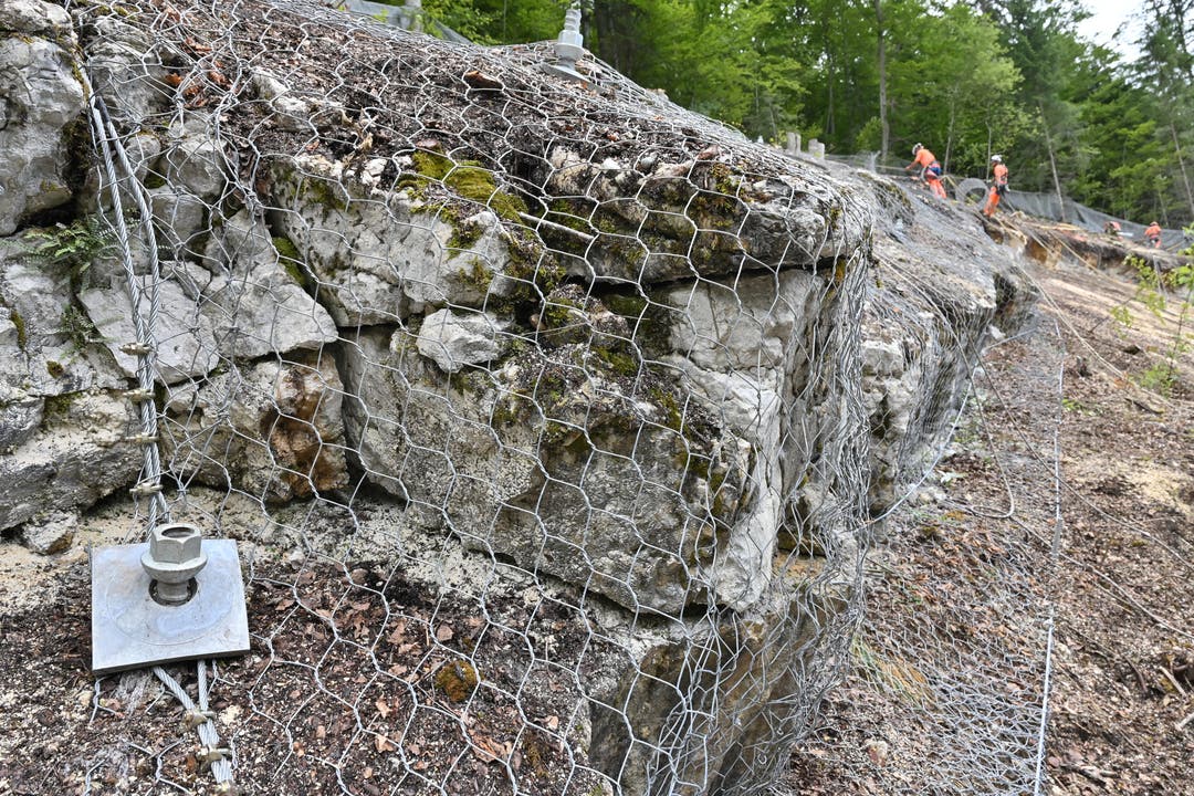 Felssicherungsarbeiten Juni 2021: Ein Eisenstab wird am Ende mit einer Mutter festgeschraubt.