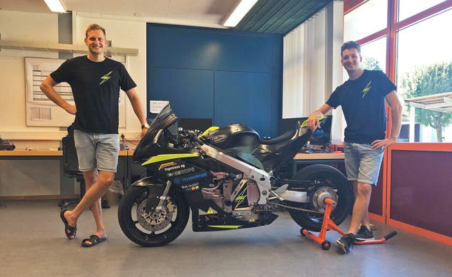 Kristian Bilic (l.) und Alessio Ambrosi (r.) haben für ihre Bachelorarbeit ihr eigenes E-Motorrad «Krale» gebaut.