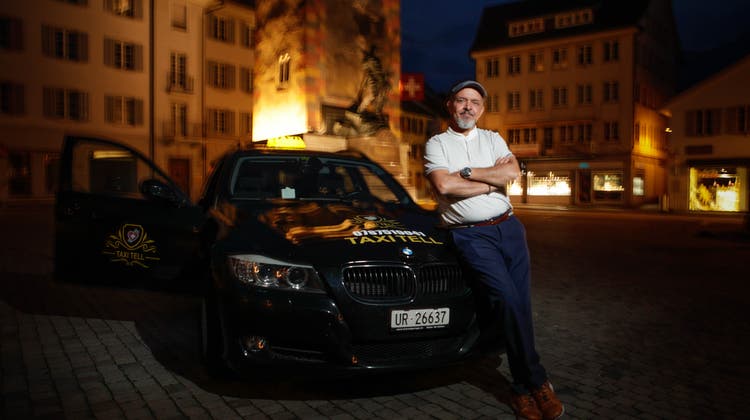 Taxifahrer Borhan Lahdiri mit seinem Taxi Tell vor dem Telldenkmal in Altdorf. (Bild: Florian Arnold (Altdorf, 20. Juli 2021))