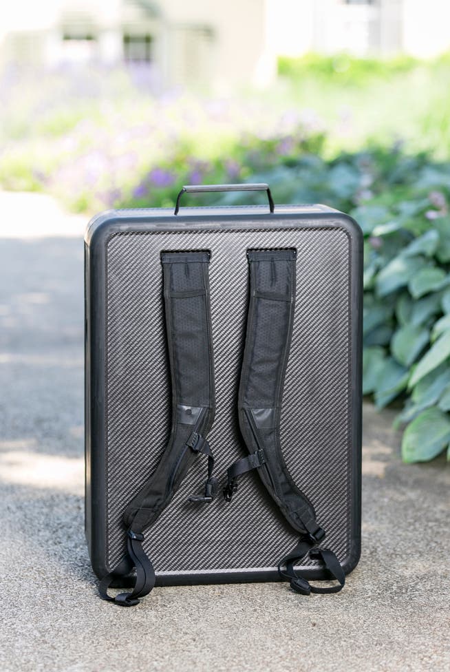 Der Carbon-Rucksack besteht aus Kohlenstofffasern.