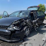 Dieses Auto wurde beim Unfall stark beschädigt. (Bild: Luzerner Polizei (Wauwil, 20. Juli 2021))