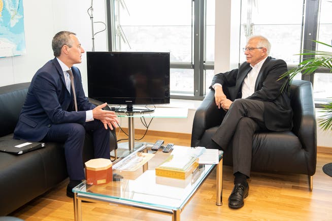 Hat sonst schon alle Hände voll zu tun: EU-Aussenbeauftragter Josep Borrell (rechts).