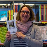 Nicole Bernauer, Leiterin der Zentrumsbibliothek Mutschellen, mit ihrem Lieblingsbuch «Hardland». (Verena Schmidtke)