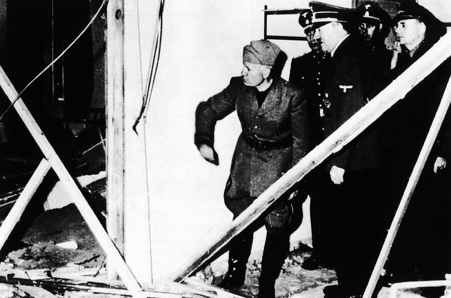 Mussolini und Hitler besichtigen am 20. Juli 1944 die «Wolfsschanze», den Ort des gescheiterten Attentats.