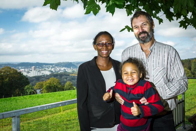 Das Wirtepaar Peter und Carmen Bernhard mit Tochter Caroline anlässlich der Pachtübernahme im Oktober 2016. Das Bild wurde auf der Terrasse des Gasthofs Juraweid aufgenommen.