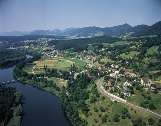 Biberstein 1979. Das Dach der Liegenschaft «Juraweid» ist im oberen rechten Quadranten auf der Anhöhe gut zu erkennen.