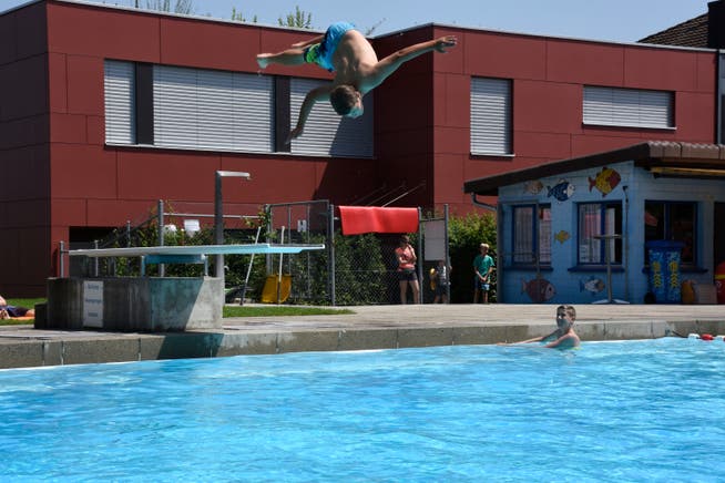 Silvan aus Oberrüti präsentiert seine Saltokünste auf dem Einmeter-Sprungturm.