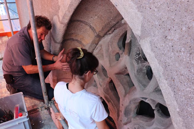 Tobias Hotz und Sarah Allmendinger besprechen die nächsten Schritte am Kirchenfenster.