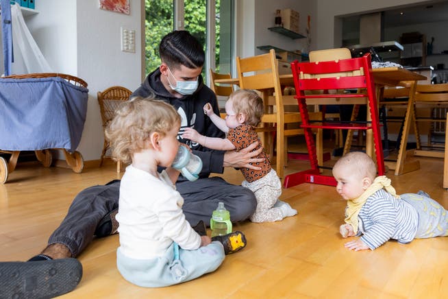 Der Verband Kibesuisse setzt sich dafür ein, dass Betreuerinnen und Betreuer in Kitas mit Zertifikat künftig keine Masken mehr tragen müssen.