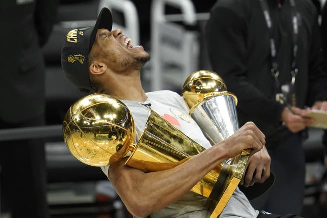 Ein Mann, zwei Pokale: «The Greek Freak» gewann den NBA-Meistertitel und die Auszeichnung zum besten Spieler der Final-Serie.