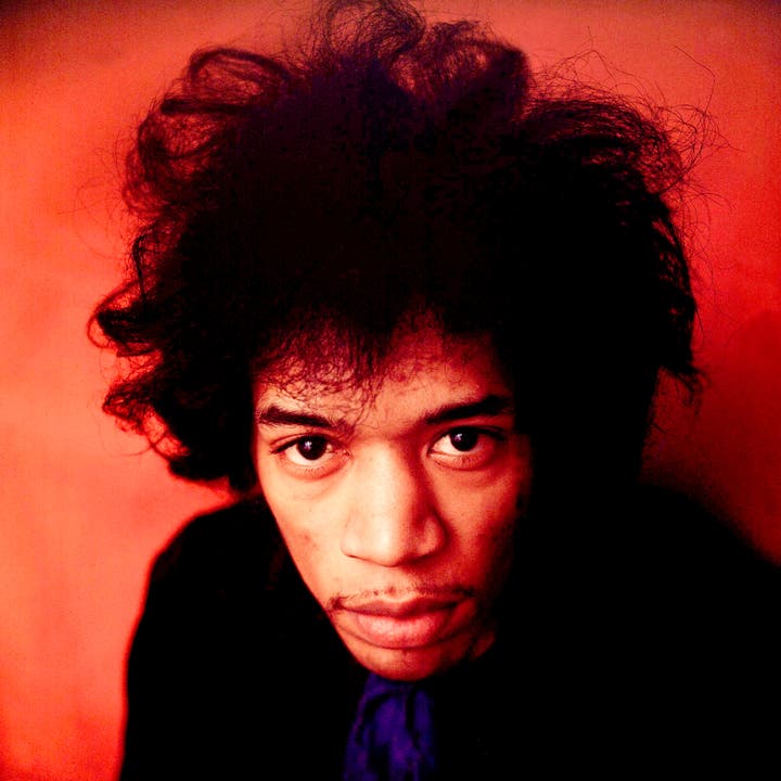 Jimi Hendrix: Der revolutionäre Rockgitarrist, Sänger und Songschreiber starb im September 1970 nach einer Überdosis Alkohol und Schlaftabletten. Er ist am Erbrochenen erstickt. 