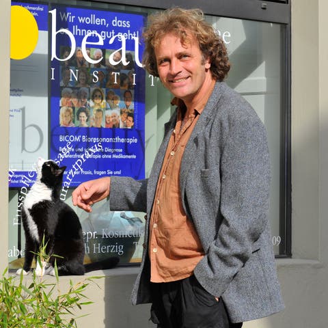 Alex Capus im April 2009 dem Stadtkater Toulouse, dem er mit dem Buch «Der König von Olten» eine Hommage widmete.