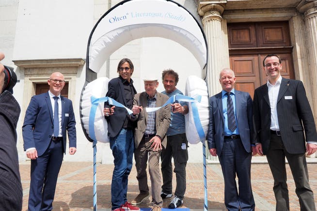 Offizielle Einweihung des Schriftstellerwegs am 30. April 2016 mit den drei Oltner Autoren Pedro Lenz, Franz Hohler und Alex Capus (Bildmitte), umrahmt von Deny Sonderegger (Präsident Region Olten Tourismus, links), Stadtpräsident Martin Wey (zweiter von rechts) und Stefan UlrichGeschäftsführer Region Olten Tourismus.