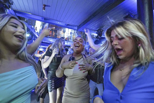 Feiern wieder, was das Zeugs hält: Britinnen in einem Pub in Leeds - ohne Maske, ohne Abstand.