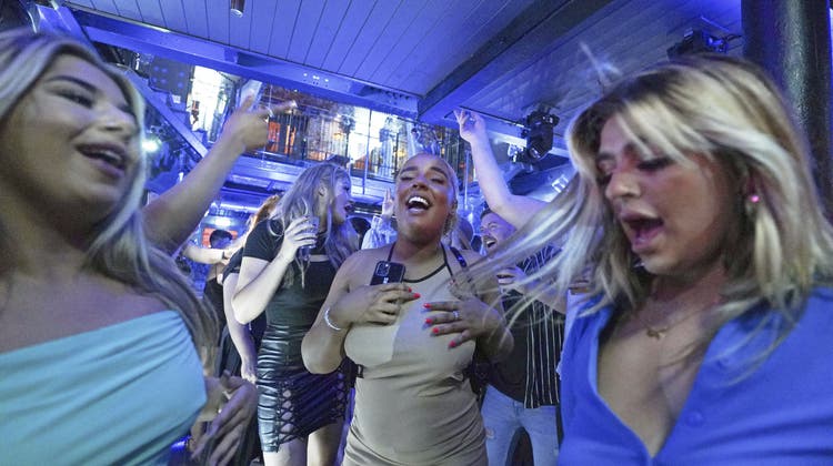 Feiern wieder, was das Zeugs hält: Britinnen in einem Pub in Leeds - ohne Maske, ohne Abstand. (AP)