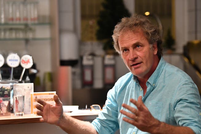 Alex Capus eröffnet das zweite Oltner Buchfestival 2018 beim Müsterli-Abend mit einer Lesung im Café Grogg.