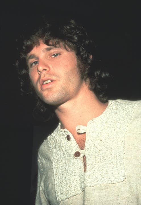 Jim Morrison: Der Sänger, Poet und Songschreiber der Band The Doors starb im Juli 1971. Die Todesursache wurde nie ganz geklärt. Er war stark alkohol- und drogenabhängig.