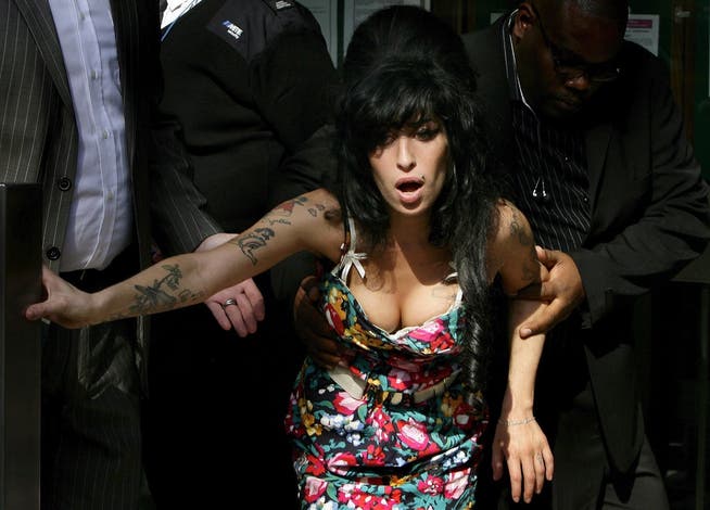 Amy Winehouse war stark drogenabhängig und wurde wegen Drogenbesitzes in der Schweiz sogar verhaftet.