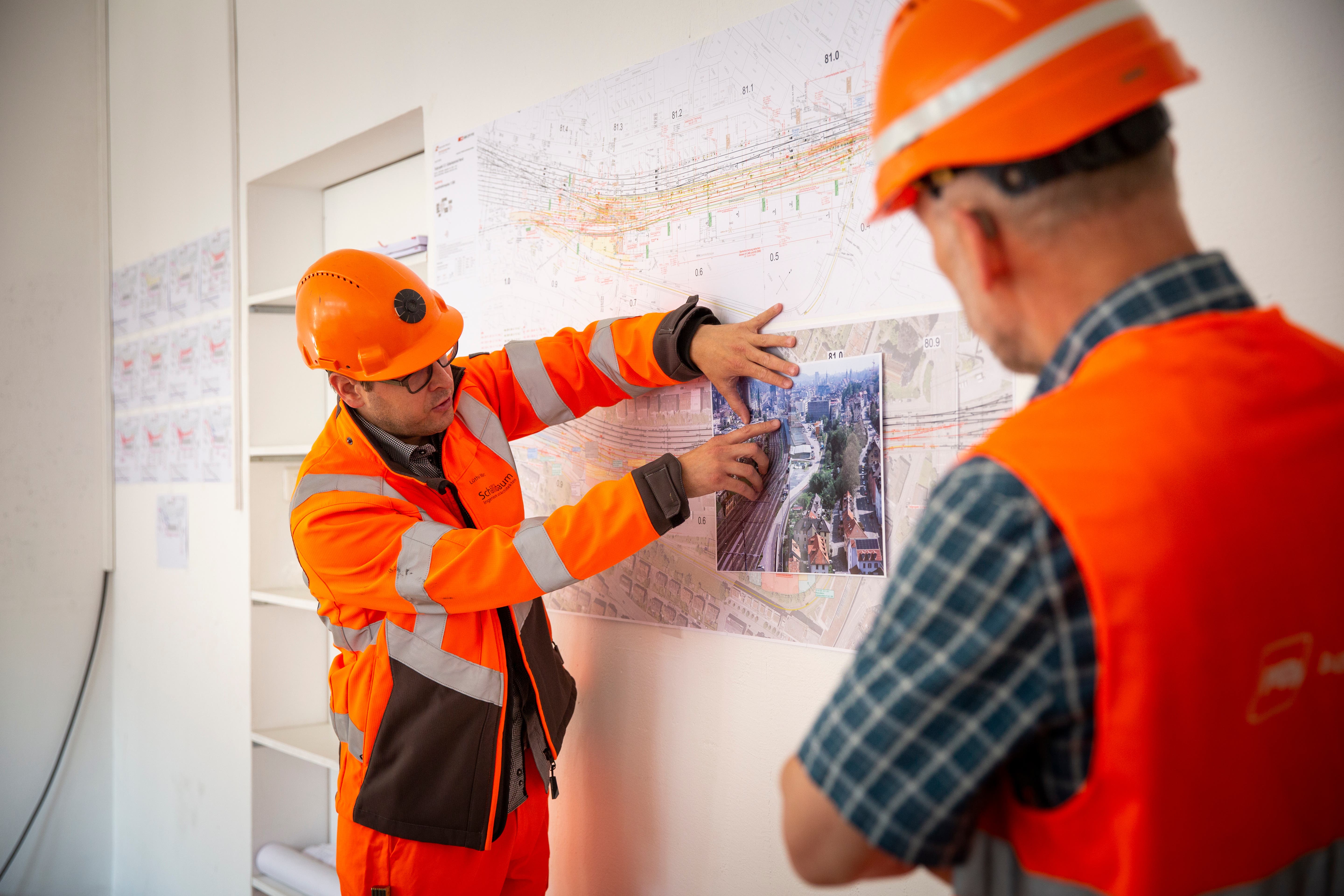 Projektleiter Marc Lüthi (links) und Roland Steingruber, Leiter Infrastruktur bei den Appenzeller Bahnen, erklären, was auf dem Güterbahnhof-Areal geplant ist.
