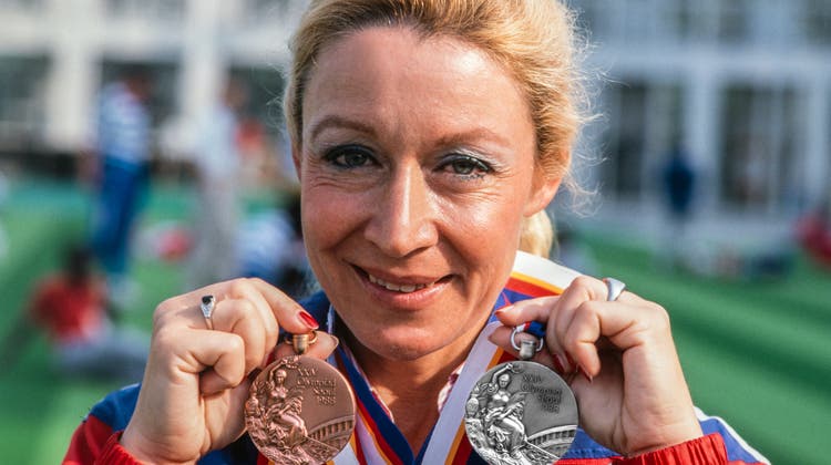 Sie ist die erfolgreichste Schweizer Teilnehmerin an Olympischen Sommerspielen: Die in Kirchberg wohnhafte Dressurreiterin Christine Stückelberger, die 1976 mit ihrem Pferd Granat die Goldmedaille gewann. (Bild: Str / Keystone)