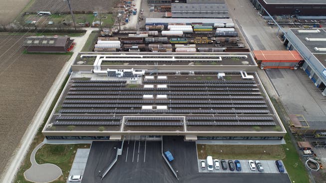 Das Logistikzentrum von Swisslos in Rheinfelden samt Solaranlage der AEW auf dem Dach.