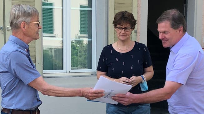 Blumenrain-Anwohner Ake Strinning (links) übergibt Gemeindeammann Hans Rätzer und Gemeindeschreiberin Nicole Wernli die Petition. 