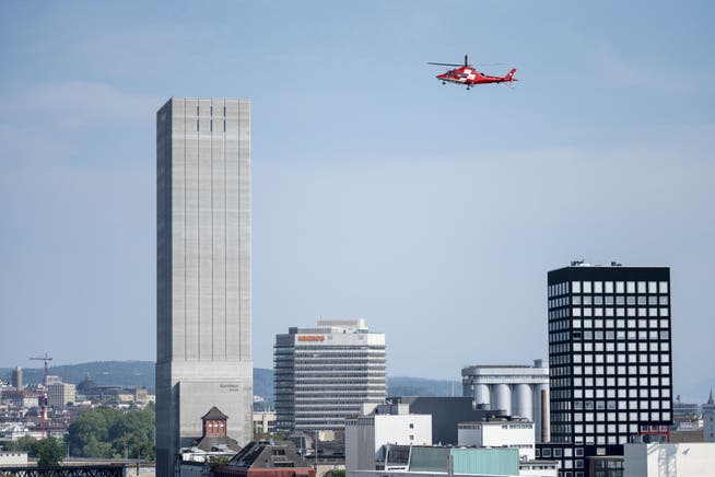 Ein Helikopter der REGA überfliegt das Stadtgebiet auf der Höhe des Swissmill Towers und sucht nach einem vermissten Kanufahrer
