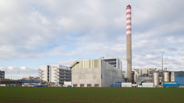 Das Holzheizkraftwerk auf dem Sisslerfeld ist seit Mitte 2019 vollends in Betrieb. (zvg)