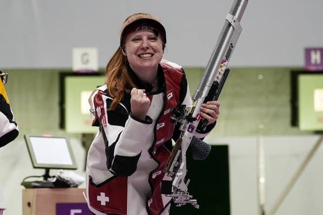 Nina Christen feiert ihren Sieg der Bronze-Medaille über 10 Meter mit dem Luftgewehr.