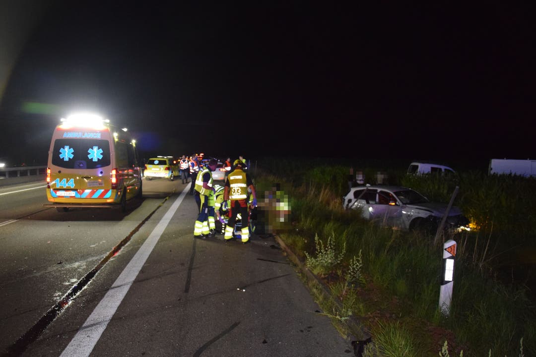 Kestenholz, SO, 24. Juli: Die Fahrerin wurde verletzt und musste nach der Erstversorgung durch die Ambulanz ins Spital geflogen werden.