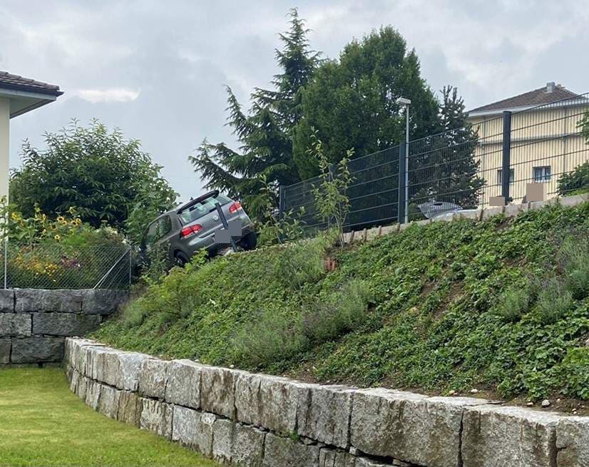 Niederwil, AG, 25. Juli: Ein Neulenker verliert die Kontrolle über sein Auto und knallt in einen Gartenhag. Seinen Führerausweis – er hatte ihn seit zwei Tagen – musste er sofort abgeben.