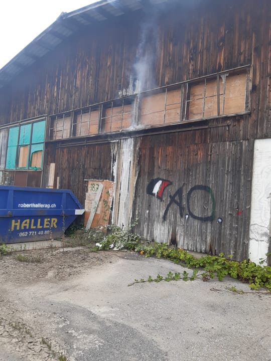 Menziken, AG, 24. Juli: Brand in Lagerhalle – Polizei schliesst Brandstiftung nicht aus.