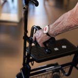 Wer hilfsbedürftige ältere Personen im Alltag unterstützt, bekommt Zeiteinheiten auf einem individuellen Konto gutgeschrieben. (Bild: Christian Beutler/Keystone)