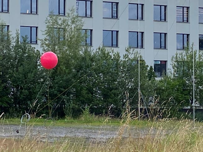 Das ist der Ballon, am Montagabend sicher am Boden befestigt wegen der Unwetter, die am Nachmittag über Luzern gezogen waren.