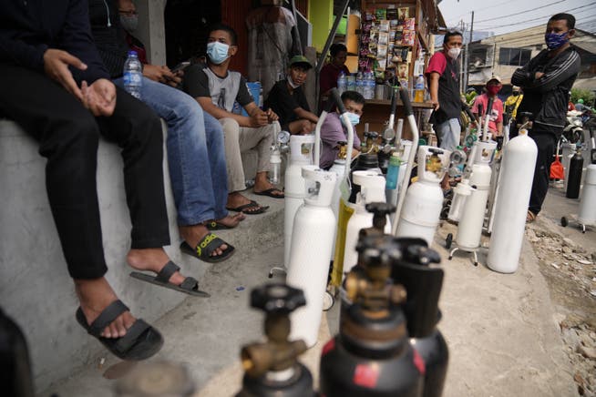 Die Schweiz unterstützt Indonesiens Kampf gegen Corona mit einer Hilfsgüterlieferung. Im Bild warten Bürger in Jakarta auf Sauerstoff.