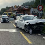 Zeiningen AG, 30. Juli: Ein Traktorfahrer will die Strasse für den Verkehr freigeben und verunfallt. (Kapo Aargau)