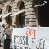 Eine angebliche Credit-Suisse-Mitarbeiterin verkündet den Ausstieg der CS aus den fossilen Energien. (Climatestrike (Zürich, 26. Juli 2021))