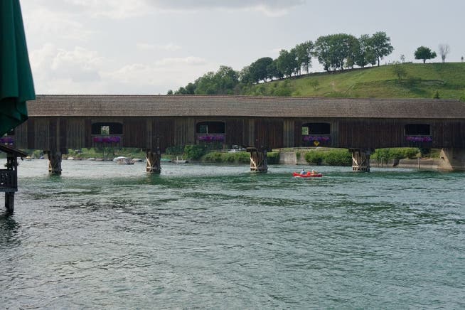 Auf Höhe der Rheinbrücke in Diessenhofen wurde der leblose Körper der Taucherin geborgen.
